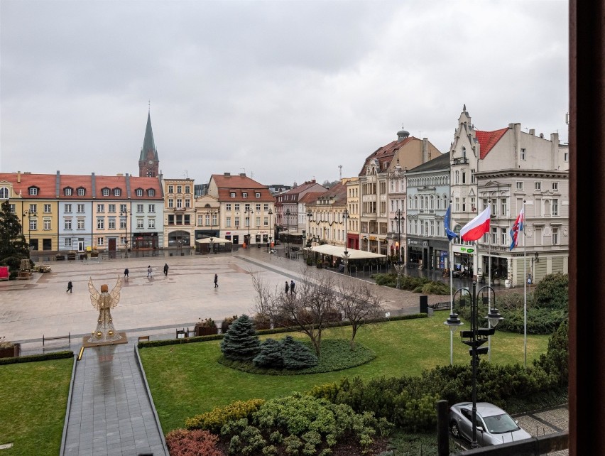 Widok z okna bydgoskiego ratusza na pierzeję wschodnią i...