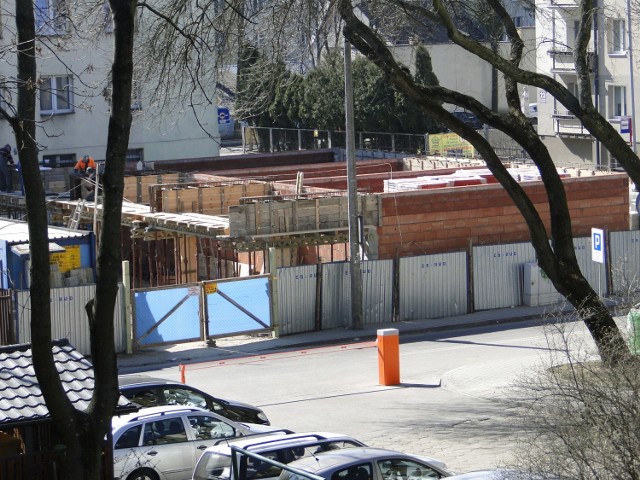 W Radomiu przy ulicy 25 Czerwca trwa budowa bloku trzykondygnacyjnego.