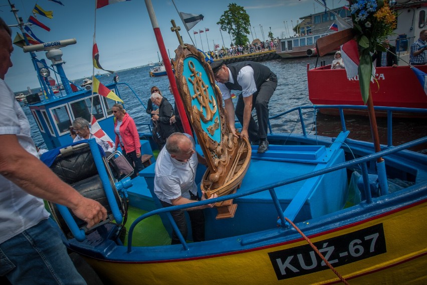 Morska Pielgrzymka Rybacka do Pucka. Na kutrach dziesiątki ludzi, w puckim porcie i przed kościołem tłumy z różańcami i aparatami |  WIDEO