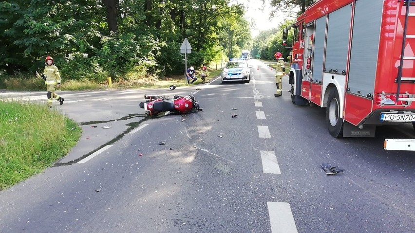 LESZNO. Wypadek na ulicy Kąkolewskiej - zderzył się motocykl i samochód. Uwaga na utrudnienia, policja kieruje kierowców na objazdy [FOTO] 