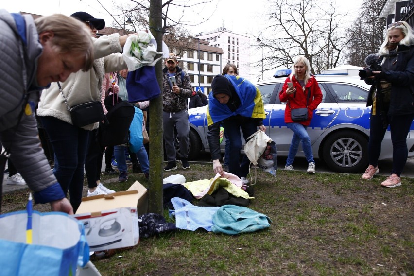 Nietypowy protest pod ambasadą Rosji. Przynieśli stare toalety, pralki, ubrania i naczynia. O co chodzi?