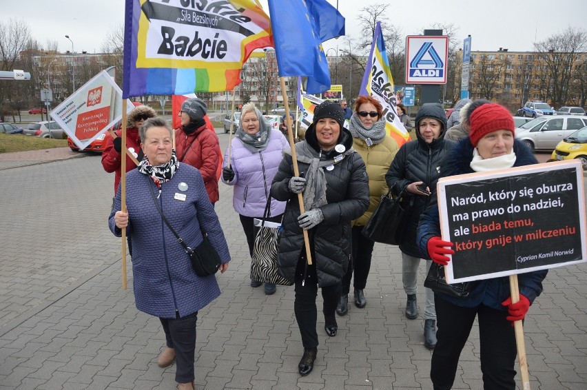 Polskie Babcie w Piotrkowie - manifestacja antyrządowa na...