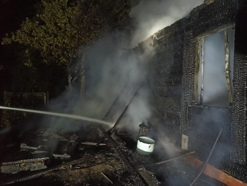Nocny pożar drewnianego domu w Końskich. Przy ogrodzeniu posesji znaleziono mężczyznę