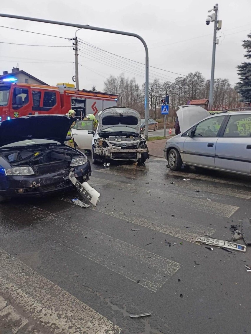 Wypadek w Rzgowie. 28.01.22 Zderzyły się trzy samochody osobowe. Aż pięć osób zostało rannych ZDJĘCIA