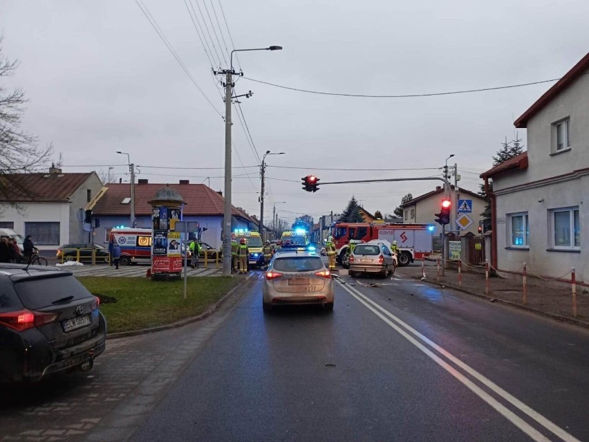 Wypadek w Rzgowie. 28.01.22 Zderzyły się trzy samochody osobowe. Aż pięć osób zostało rannych ZDJĘCIA