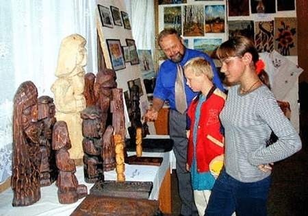 Pracownię Józefa Tokarza chętnie odwiedzają tutryści, zaś on często uczestniczy w kiermaszach sztuki ludowej. Fot. Stanisław ŚMIERCIAK