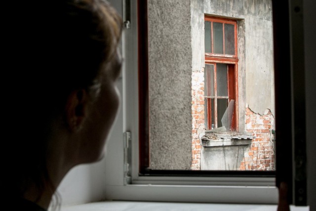 W Sępólnie w mieszkaniu mężczyzny odbywającego kwarantannę domową nieznani sprawcy wybili szybę w oknie