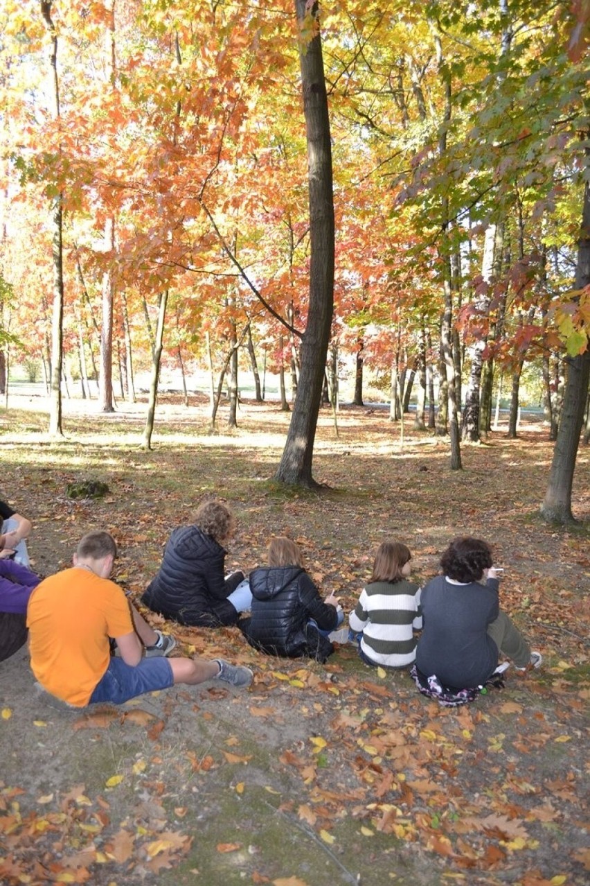 Wyjątkowa lekcja języka polskiego w jesiennym parku w Stalowej Woli. Zobacz zdjęcia