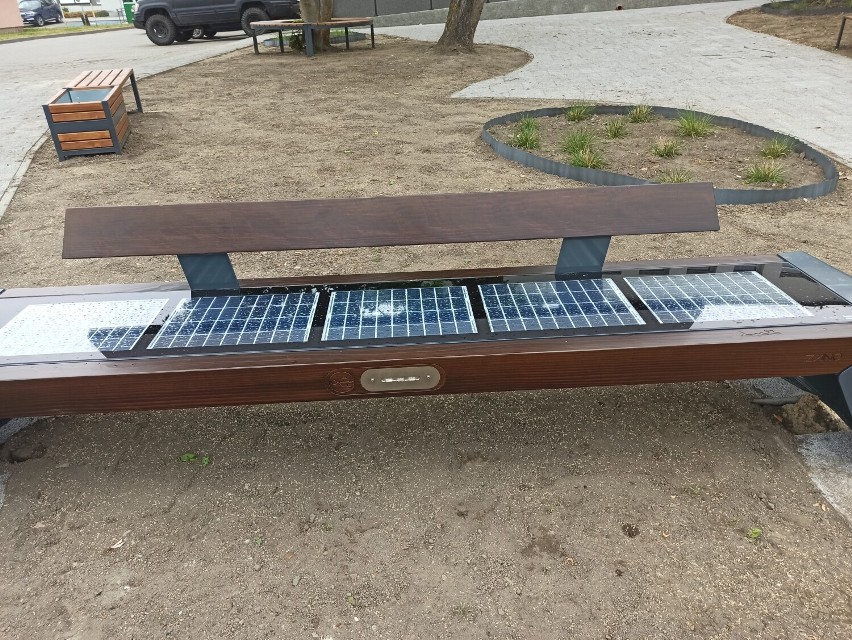 Solarne ławki z opcją ładowania urządzeń mobilnych są...