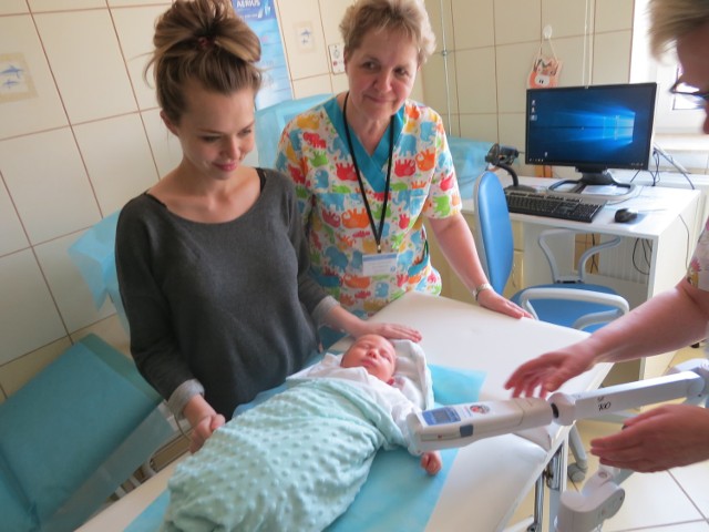 Lokalizator naczyń  krwionośnych, podarowany przez WOŚP, oraz malutka Julia, jej mama i Anna Zalewska, pielęgniarka oddziałowa