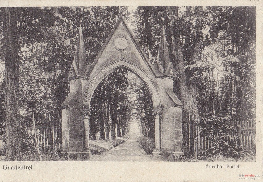 Brama dawnego cmentarza Braci Morawskich w Piławie Górnej. Lata 1920-1930