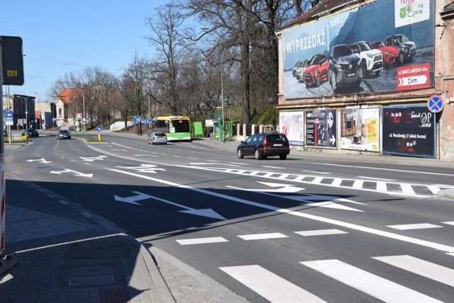 Na rondzie u zbiegu ulic Wrocławskiej i Sienkiewicza w Zielonej Górze pojawiły się już nowe oznakowania.