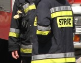 Bezdomny rozpalił ognisko na poddaszu domu w Starachowicach. Na szczęście w porę zainterweniowała straż pożarna