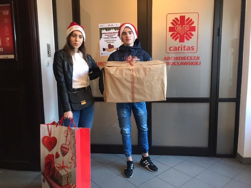 Młodzież z Oleśnicy obdarowuje potrzebujących 