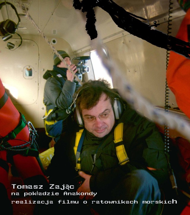 Tomasz Zając na pokładzie śmigłowca Anakonda Ratownictwa Morskiego Marynarki Wojennej RP. W czasie realizacji filmu o wypadkach na morzu.