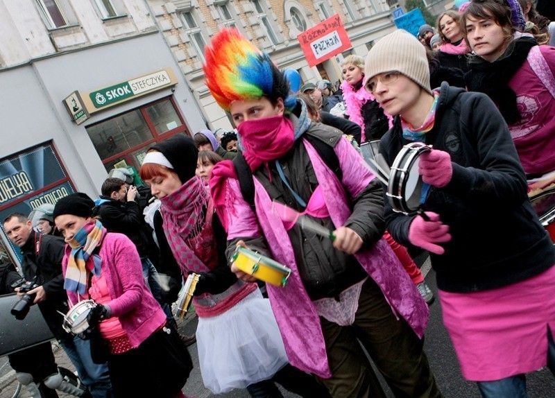 Przeciw marszowi protestowała niemal tak samo liczna grupa...