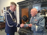 Złoty medal dla komendanta policji od mieszkańca Sycowa 
