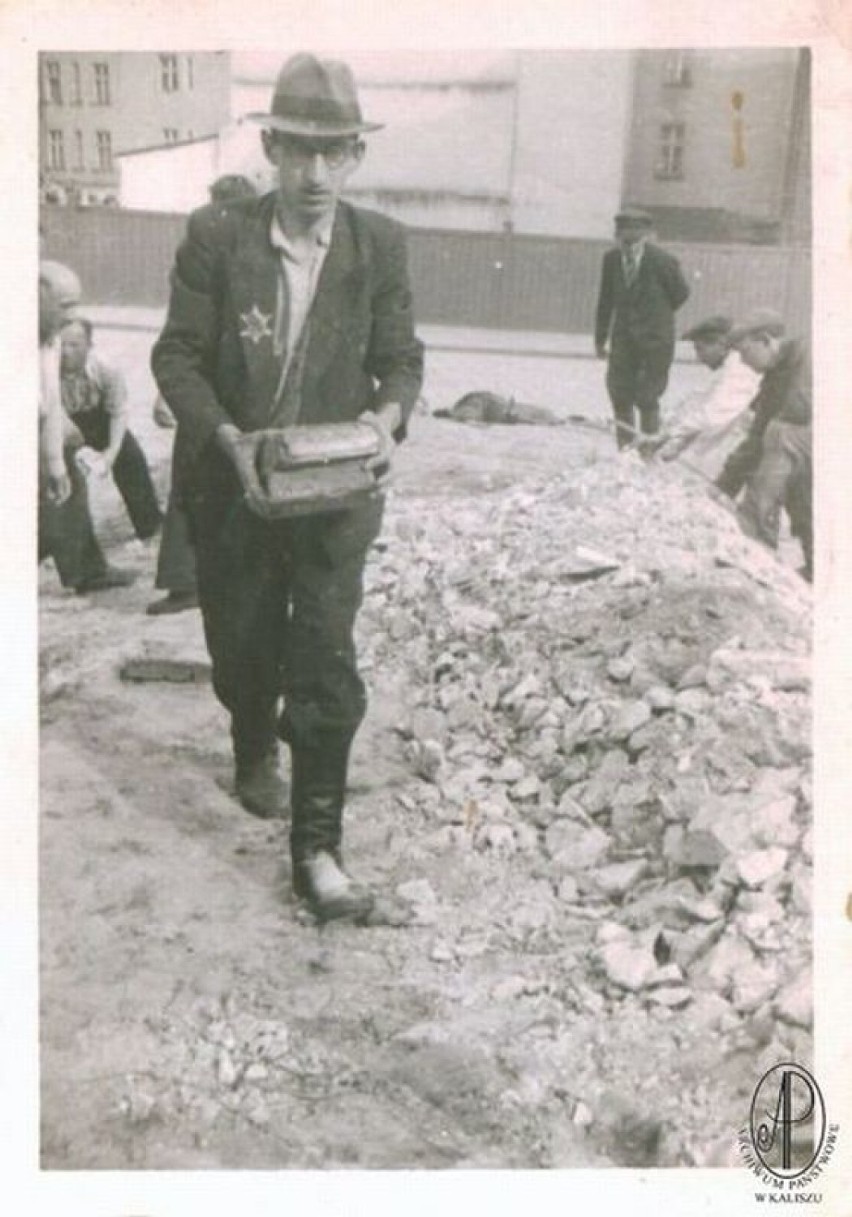 Żydzi pracujący przy odgruzowaniu Adolf Hitler Platz w...