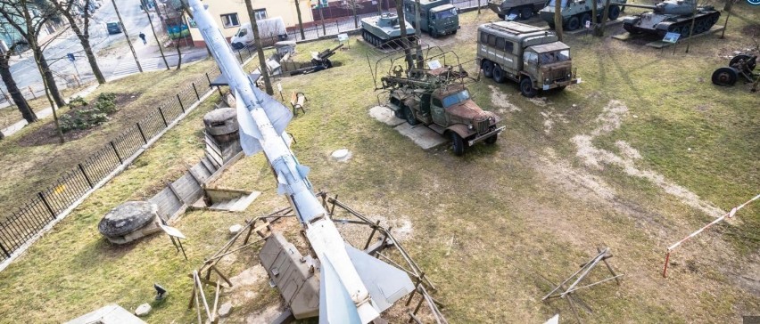 Nowy sprzęt w parku militarnym w Dąbrowie Górnicze - zobacz ZDJĘCIAj. Teraz widać go w pełnej okazałości 