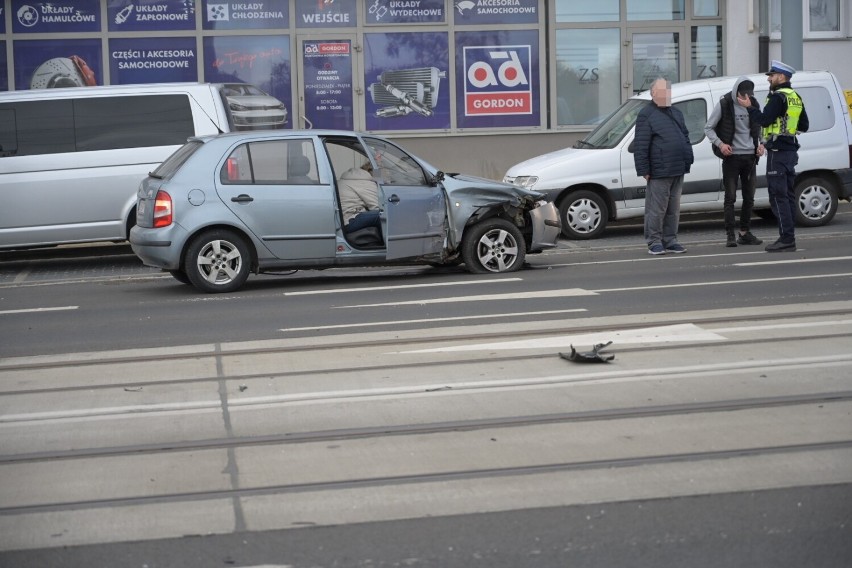 Dwa samochody zderzyły się na ul. Chełmińskiej w Grudziądzu. Jeden przebił ogrodzenie i wjechał na działkę