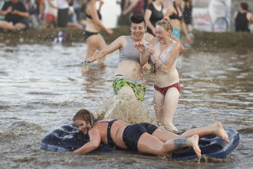 Kąpiel w błocie Pol'and'Rock 2018. Błotne zabawy na dawnym...