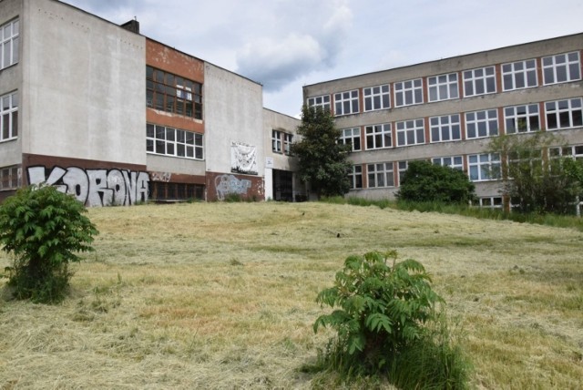 Budynki dawnej szkoły, największej  w Kielcach, na osiedlu Świętokrzyskim powoli wracają do życia. Część z nich udało się wynająć a stołówce mają powstać mieszkania.