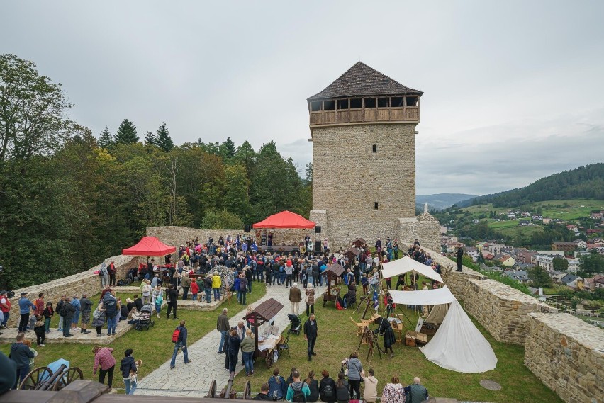 Oficjalne otwarcie zamku w Muszynie. Tłumy przyszły zobaczyć częściowo zrekonstruowaną budowlę wraz basztą, tarasem widokowym i kawiarnią