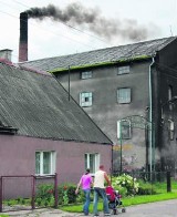 Mieszkańcy Pogorszewa bezradni wobec dymu ze starej gorzelni