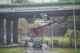 Trwa rozbiórka wiaduktu w Koszalinie. Ulica Dąbrowskiego jest już zamknięta