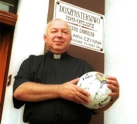 Szymon Bajak kocha parafian i... piłkę nożną.  FOT. MARCIN OLIVA SOTO