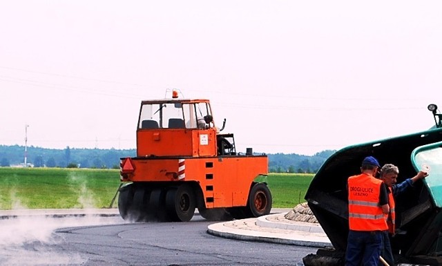 Układanie warstwy ścieralnej pomiędzy rondami Antoniny i Podwale ruszyć ma dopiero w piątek 31 maja.