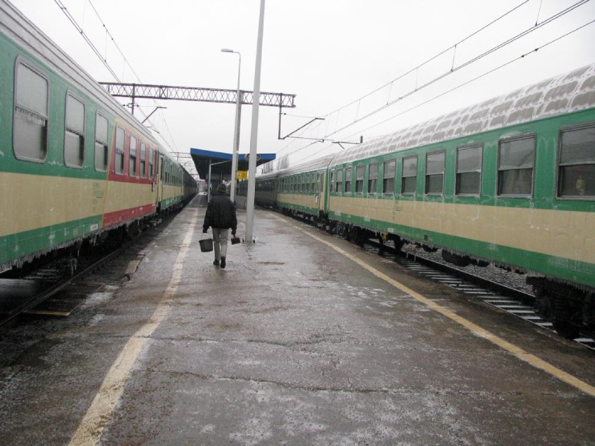 W Ostrowie utkwił pociąg relacji Przemyśl-Szczecin