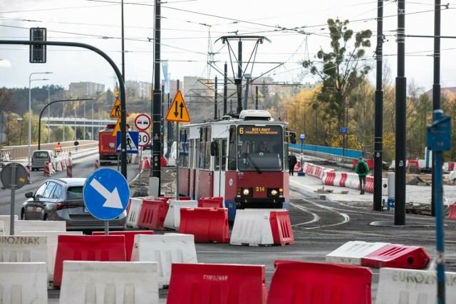 Tramwaje nowym mostem przejeżdżają od początku listopada, ale dopiero teraz wprowadzona jest nowa siatka połączeń i likwidowane są tymczasowe ronda przy ul. Fordońskiej.