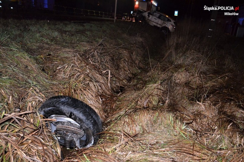 Wypadek w Mikołowie. Doszło do niemal czołowego zderzenia osobówek, kierowca trafił do szpitala