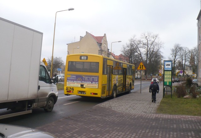 Autobus zatrzymujący się na przystanku hamuje ruch na ulicy Staszica. Przydałaby się tam zatoka autobusowa.