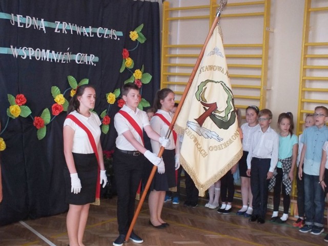 Uroczyste zakończenie roku szkolnego w Szkole Podstawowej numer 1 w Starachowicach rozpoczęto hymnem narodowym