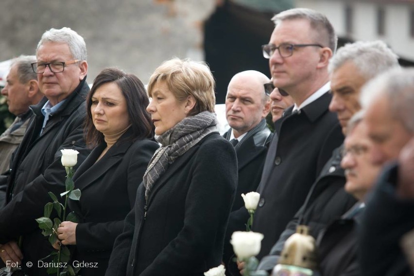 Pogrzeb senatora Wiesława Kiliana w rodzinnej wsi Ożary [ZDJĘCIA]