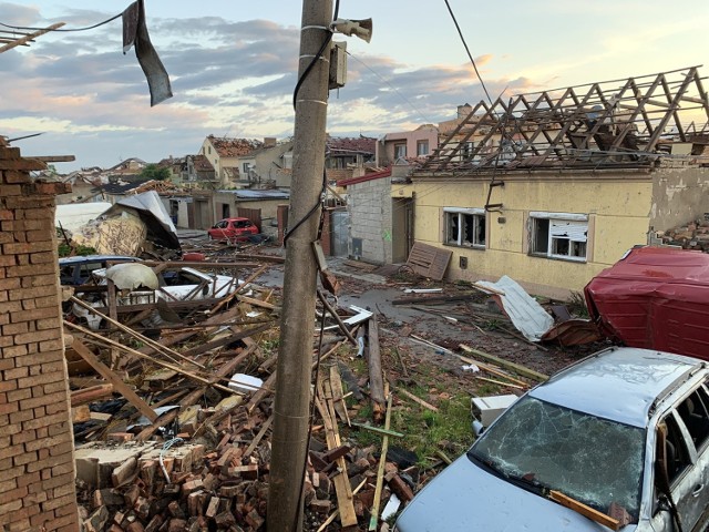 Olbrzymie tornado w Czechach! 

Zniszczenia objęły co najmniej 7 gmin w Kraju Południomorawskim, w rejon dotknięty katastrofą jadą wszystkie służy ratunkowe z kraju. Obecnie rząd czeski mówi o 3 ofiarach śmiertelnych i 150 osobach rannych!
Zdjęcia ze zniszczonych miejscowości dosłownie porażają, żywioł zabierał domy, drzewa, auta - nawałnicy towarzyszyło potężne gradobicie.

Zobacz kolejne zdjęcia. Przesuwaj zdjęcia w prawo - naciśnij strzałkę lub przycisk NASTĘPNE
