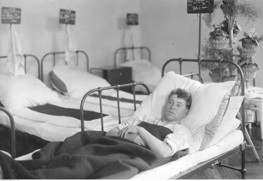 Tak 100 lat temu wyglądały polskie szpitale i leczenie w nich. Zobacz archiwalne fotografie