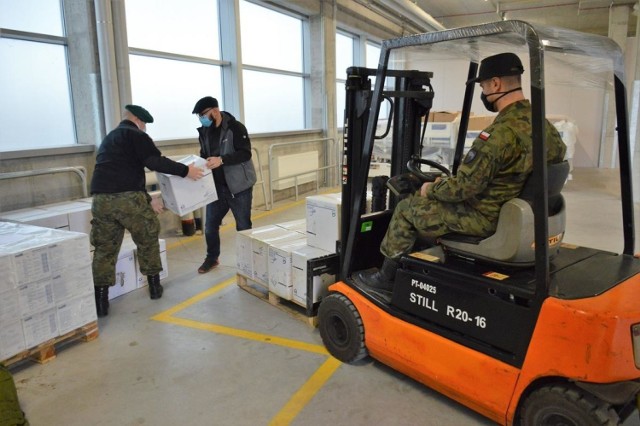 Opolscy logistycy transportują sprzęt medyczny do szpitala polowego powstającego w CWK w Opolu