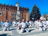 Sandomierz gościł karateków z całej Polski. Plenerowe treningi wywołały ciekawość u mieszkańców i turystów. Zobacz zdjęcia