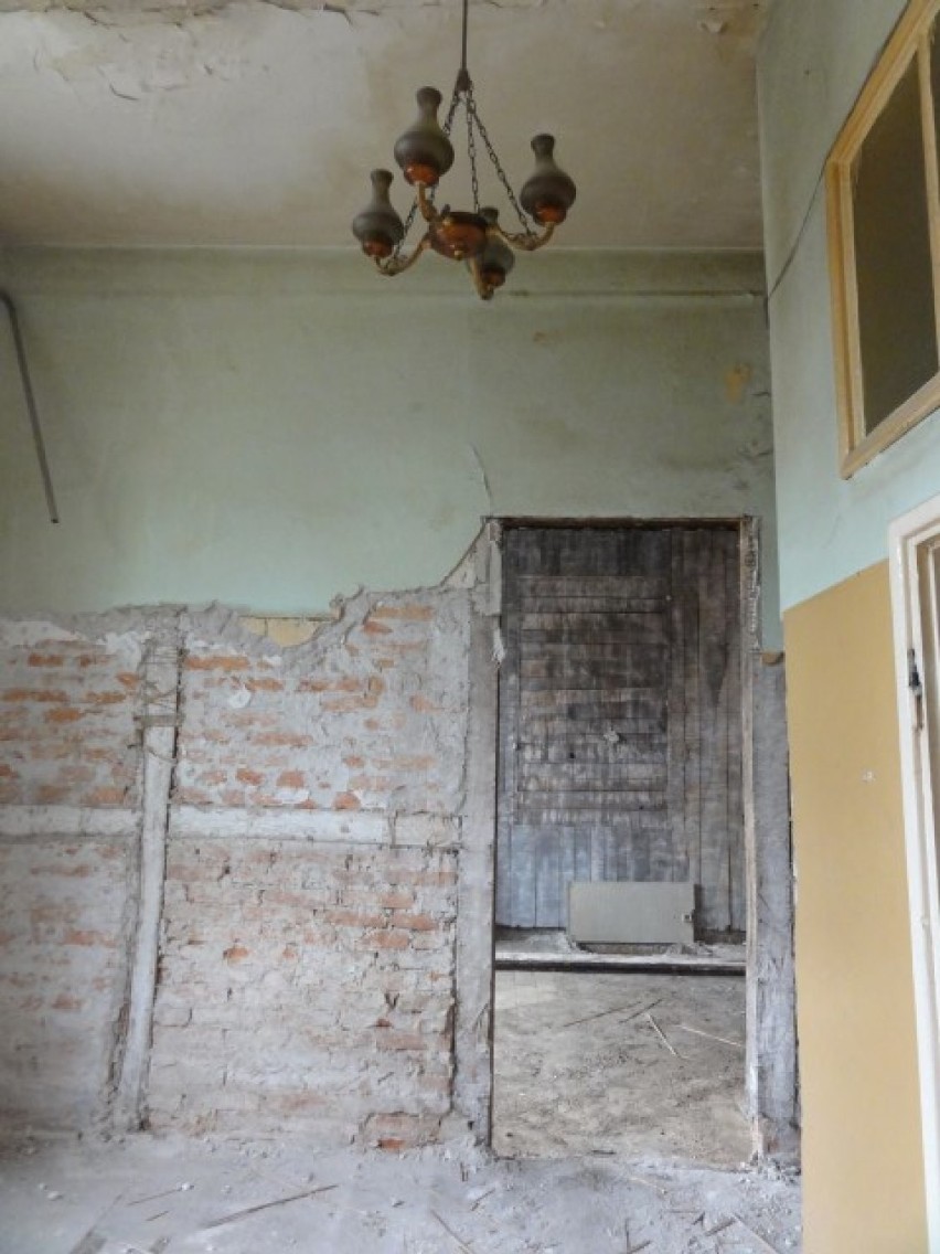 Pruszcz Gd.: Podczas remontu zabytkowego domu odkryli gazetę z 1873 r. i Dziennik Bałtycki z 1986 r.