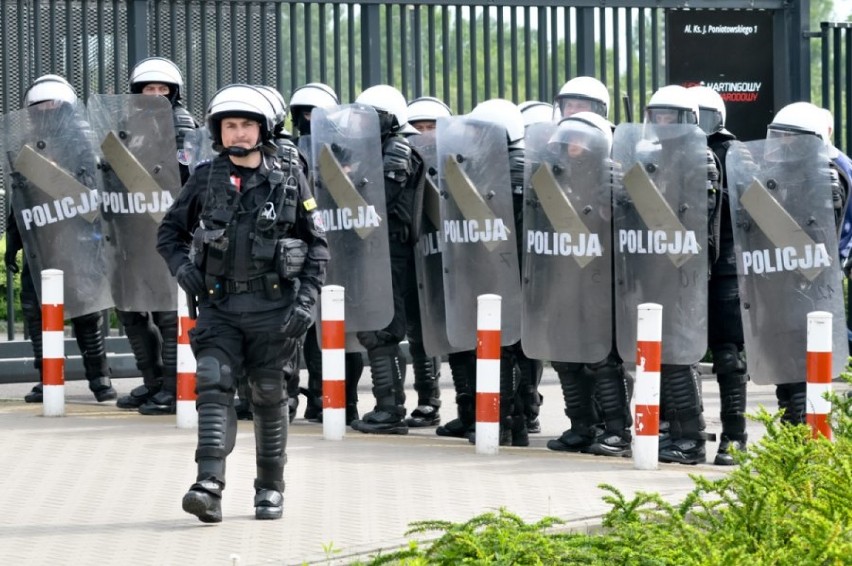 Tysiące policjantów, psy tropiące i helikopter. Tak...