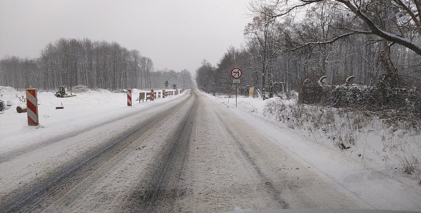 Uwaga kierowcy! Trudne warunki na drodze w Oleśnicy i okolicach