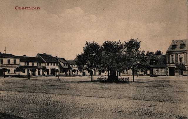 Tak w 1911 roku wyglądał czempiński Rynek. Po środku, pomiędzy drzewami wznosił się pomnik poświęcony niemieckiemu orężu. Wieńczącego go pruskiego orła 20 XII 1918 roku zrzucili Franciszek i Stanisław Bernardowie z Piotrkowic.