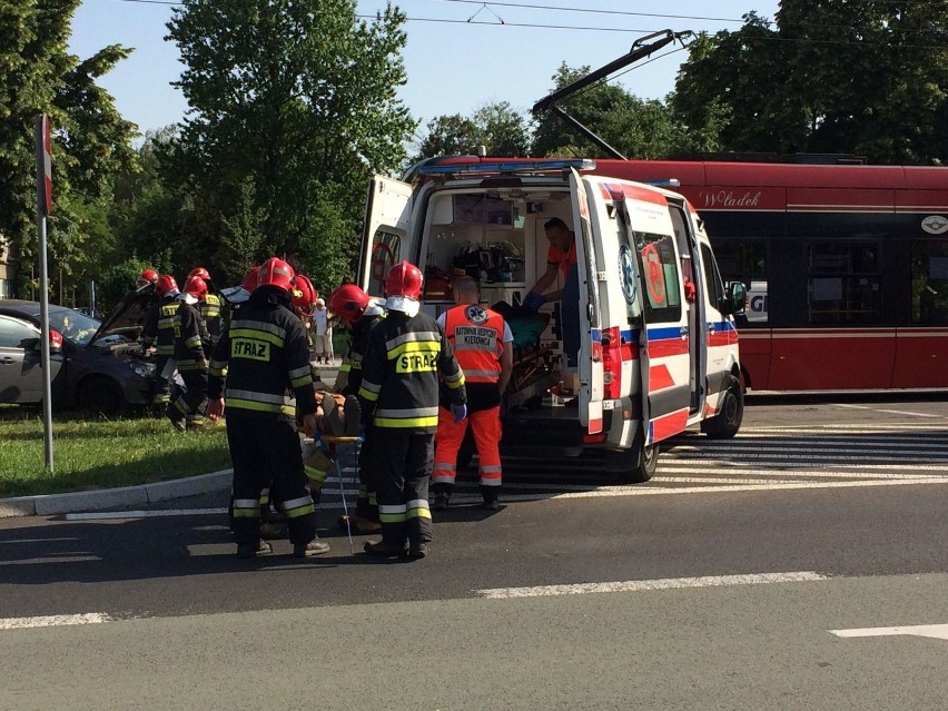 Wypadek w Sosnowcu. Samochód zderzył się z tramwajem na ulicy 3 maja [ZDJĘCIA]