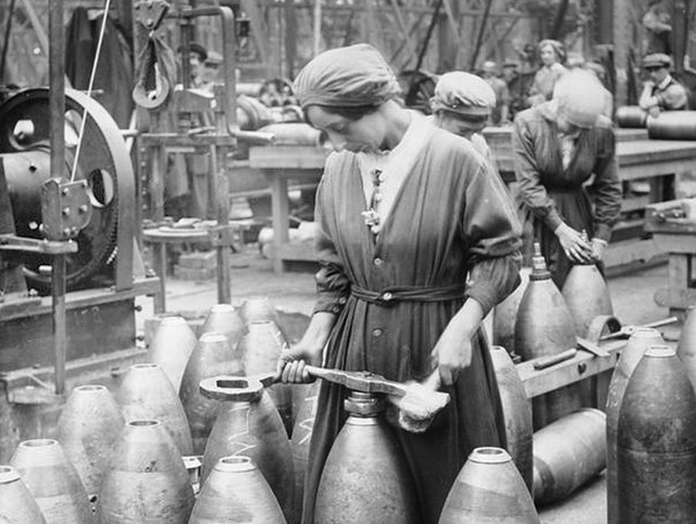 PRACOWNICA W FABRYCE AMUNICJI ARTYLERYJSKIEJ W WIELKIEJ BRYTANII, OKRES I WOJNY ŚWIATOWEJ. IMPERIAL WAR MUSEUMS, FOTOGRAF NIEZNANY.