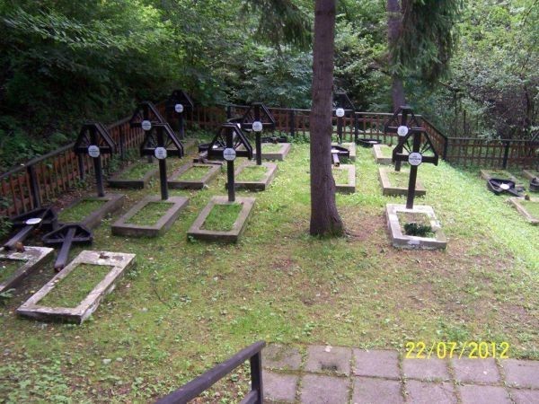 Tymbark: chuligani zdewastowali cmentarz wojenny [ZDJĘCIA]