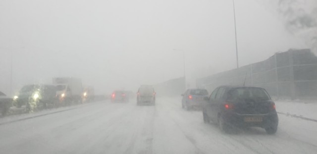 Od rana przez Polskę z północnego zachodu na wschód przemieszcza się front atmosferyczny. W całym kraju występują silne porywy wiatru i intensywne opady śniegu. Lokalnie przechodzą również silne burze.

Na łódzkich drogach zrobiło się bardzo ślisko. Jest słaba widoczność. W centrum miasta tworzą się ogromne korki.

Na łódzkich drogach nie widać pługopiaskarek - donoszą nam nasi Czytelnicy. Z naszych informacji wynika, że 97 pługoposypywarek wyjedzie na drogi dopiero przed godz. 11.

ZOBACZ WIĘCEJ ZDJĘĆ - KLIKNIJ DALEJ