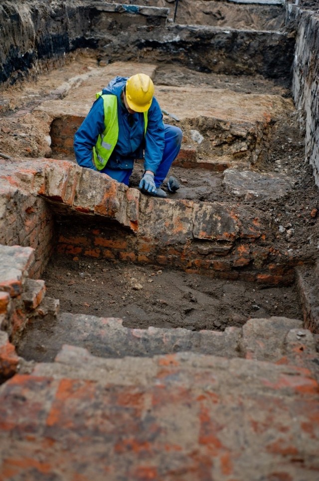 Po pierwszych dniach prac archeologicznych przy Starym Rynku ukazały się piwnice Muzeum Miejskiego oraz mury kościoła Jezuitów.

- W pierwszym wykopie, w miejscu, gdzie niegdyś stało muzeum, odsłoniliśmy piwnice i znaleźliśmy ozdobne fragmenty elewacji jego gmachu - wymienia dr Wojciech Siwiak z Pracowni Archeologiczno-Konserwatorskiej. 

Co archeolodzy odkryli w Bydgoszczy w 2012 roku? 

W kolejnym wykopie, ciut płytszy, w miejscu, gdzie wedle planów ma znajdować się w przyszłości fontanna, ukazała się korona murów kościoła pojezuickiego. - I to nie jest dla nas zaskoczeniem, spodziewaliśmy się, bowiem, że nawet na tej głębokości zobaczymy jego fundamenty. Ciekawostką natomiast są sklepienia krypty 1,80 m na 1,40 m, która najprawdopodobniej znajdowała się pod jedną z wież kościoła - dodaje archeolog.

-&nbsp;Odsłonięte fragmenty są z pełnej cegły, choć niżej fundamenty, jak podejrzewamy, były częściowo kamienne - przypuszcza Siwiak. 

Czy odsłonią niższe mury kościoła? - To zależy od konserwatora, który może zdecydować, żeby w miejscu pod przyszła fontanną kopać dalej z uwagi na wagę znaleziska - usłyszeliśmy wczoraj od archeologa. 
-&nbsp;Osobiście byłbym za tym, żeby architekci rewitalizacji tego miejsca, w świetle odsłoniętych zabytków, przemyśleli swój projekt i może zmienili fontannę np. na taką ze szklaną dnem. To pozwoliłoby jednocześnie pokazać pozostałości zachodniej pierzei.

Są i szczątki ludzkie. - Na razie znaleźliśmy jednak tylko kilka kości ręki i jedną zmiażdżoną czaszkę. Prawdopodobnie to pozostałość po niedokładnej ekshumacji. W podziemiach kościołów, w kryptach, były bowiem groby i przypuszczam, że przy likwidacji pierzei niedokładnie je usunięto. 
 

Odsłonięta pod ziemią krypta ma wielkość okolo 18 m na 14 m.


_________
Zobacz też:
Ma 2,5 tys. lat i tatuaże na ciele. Rosjanie pokazali mumię syberyjskiej księżniczki, wideo: RUPTLY/x-news



